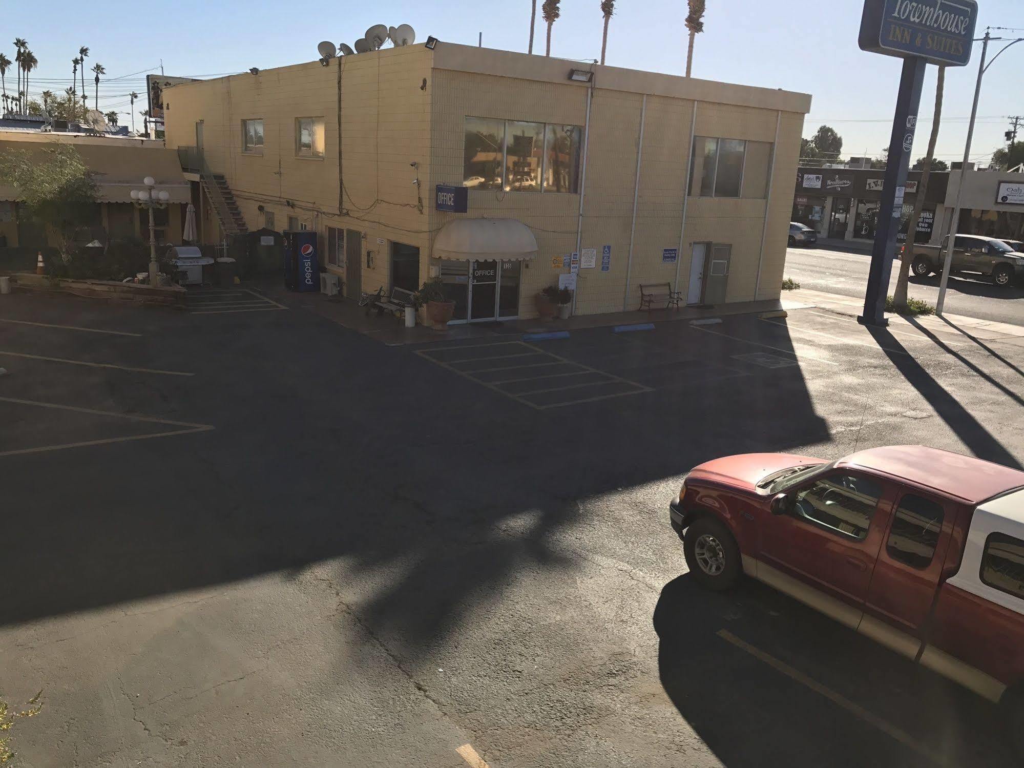 Townhouse Inn And Suites Brawley Exterior foto